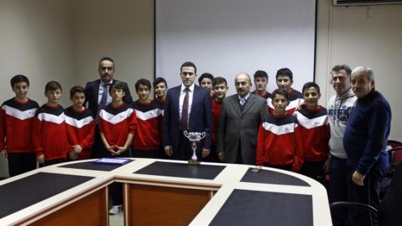  Kaymakamımız İlyas MEMİŞ, Alparslan Ortaokulu FUTSAL Takımımızı Ödüllendirdi.