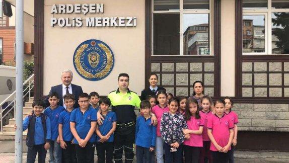 Fatih İlkokulu 4. Sınıf Öğrencileri Trafik Haftası Münasebeti Sebebiyle Emniyet Müdürlüğünü Ziyaret Ettiler 