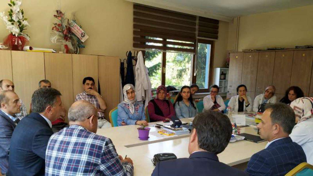  Milli Eğitim Müdürümüz Sayın Yaşar  KOÇAK  Mesut Karaoğlu ilkokulunu  Ziyaret Ederek Öğretmenlerle Bir Araya Geldi.