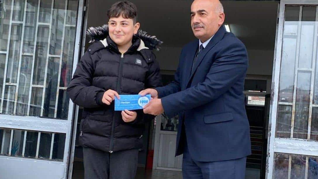 İlçe Milli Eğitim Müdürümüz Sıfır Atık Yarışmasında  İl Geneli 1. Olan Yavuz Selim Ortaokulu öğrencisi Batuhan ÇÖL'e ödülünü takdim etti.
